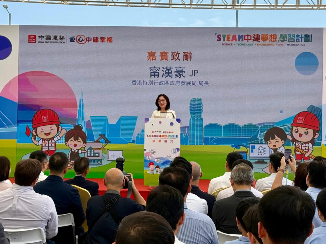 甯漢豪表示，要推動香港和建造業的持續發展，人才培訓至為重要。（發展局社交網頁圖片）
