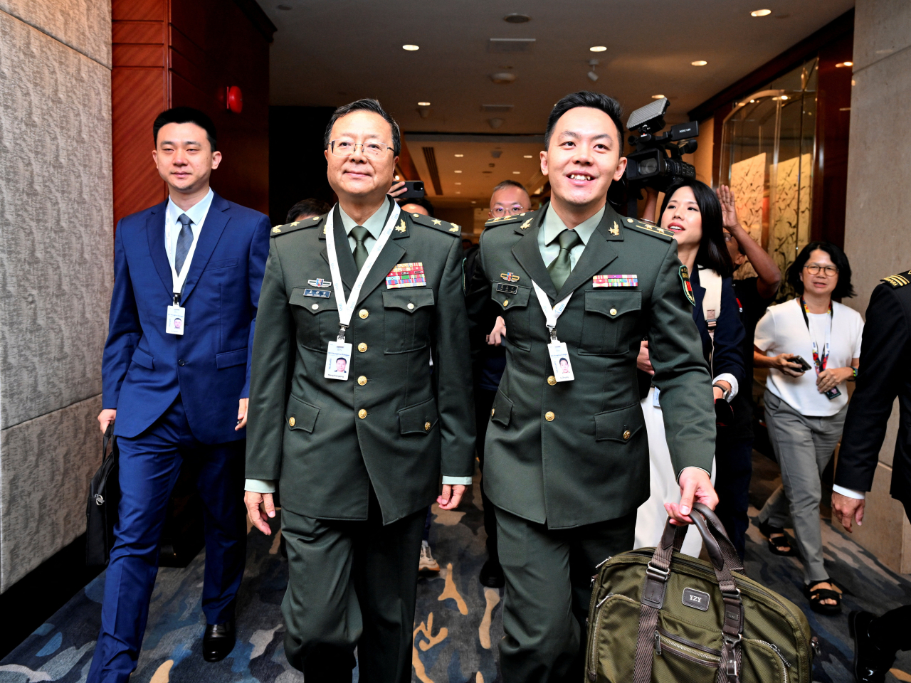 孟祥青（左二）表示，各國應該警惕任何借機顛覆二戰成果及戰後國際秩序的行徑。（路透社）