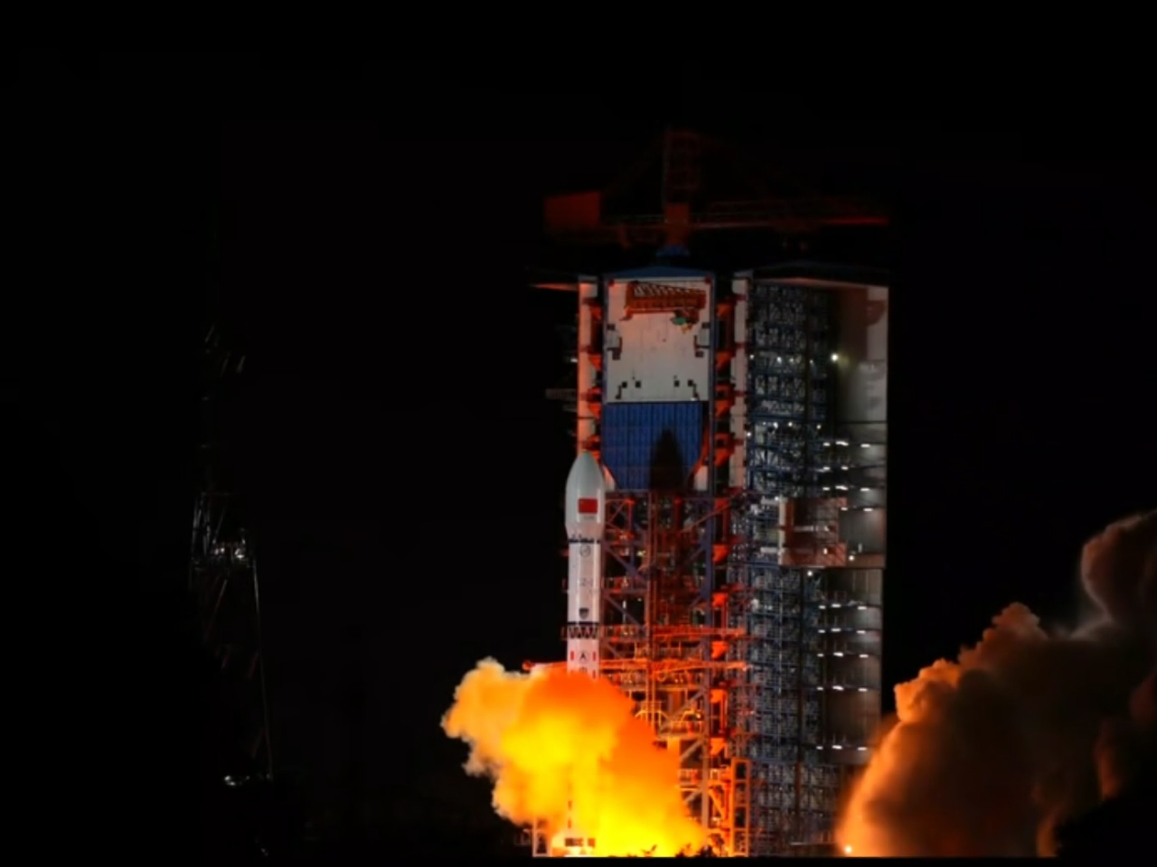中國於西昌衛星發射中心使用長征二號丁運載火箭，成功將衛星互聯網技術試驗衛星發射升空。（央視圖片）