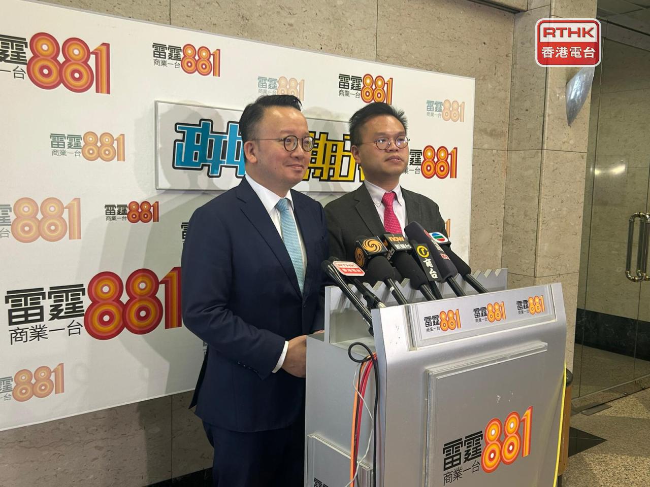 陳曉峰（左）表示，連同東華三院及其他法律團隊，合共有數百名律師協助。（鄧穎琳攝）