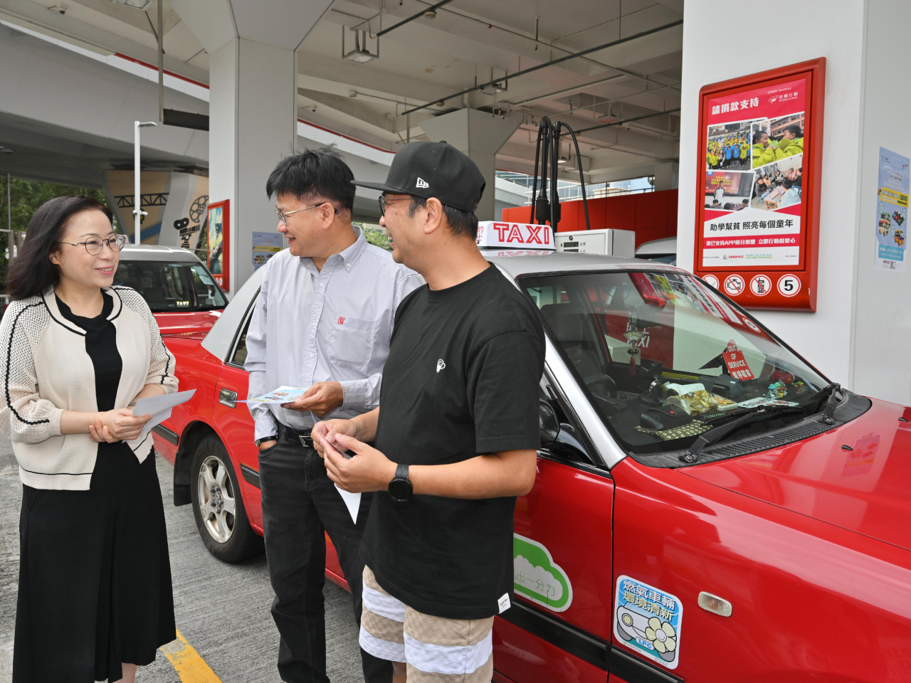 謝詠誼（左）視察九龍灣一個專用石油氣加氣站，欣悉司機贊同「加氣即減」做法直接便捷。（政府新聞處）