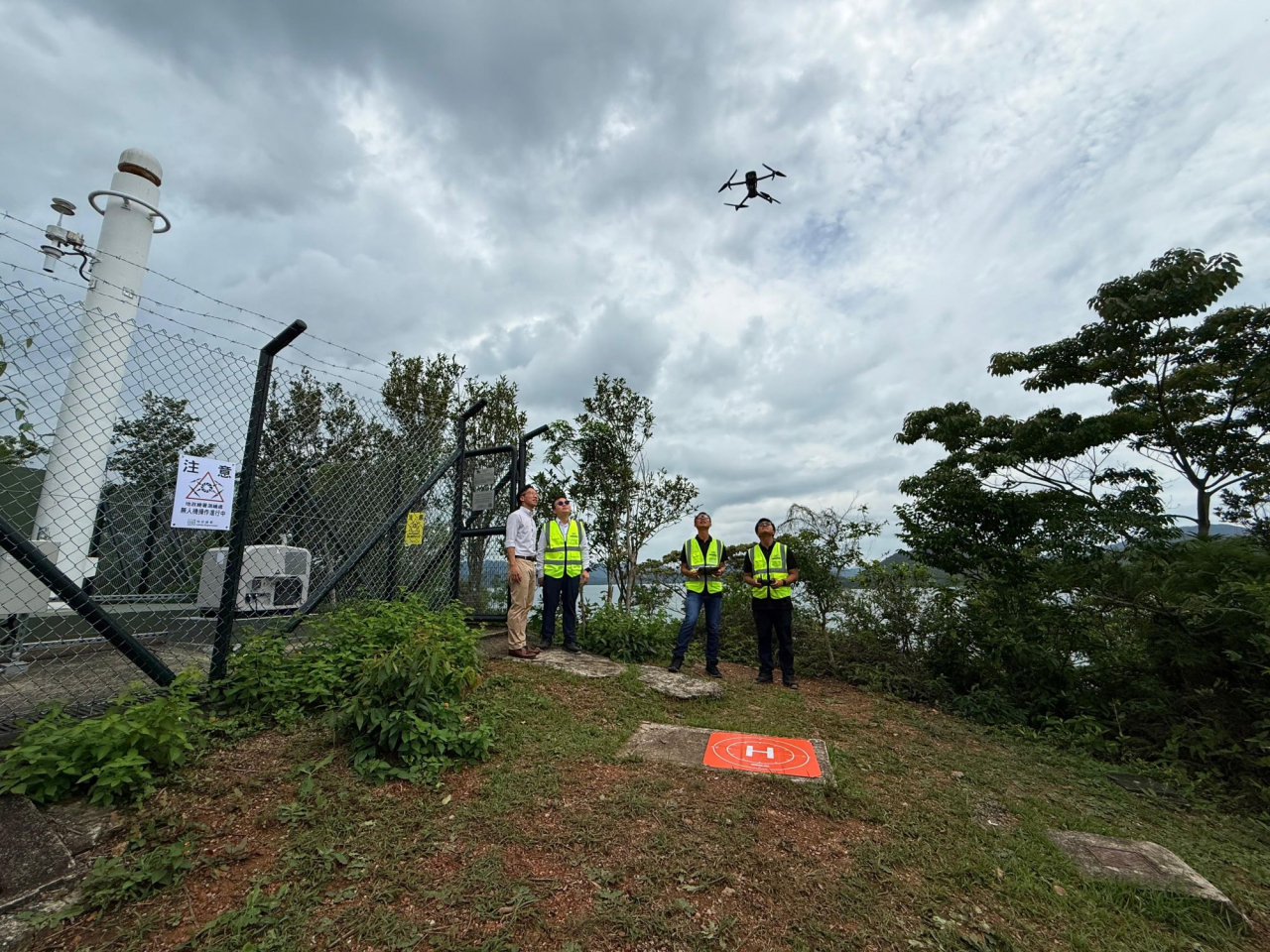 地政總署正在探索創新模式，在新界不同地區逐步設立無人機機場，支援一站式飛行管理、自動執行預先規劃航線，並自動傳回影像數據作AI分析。（甯漢豪網誌圖片）