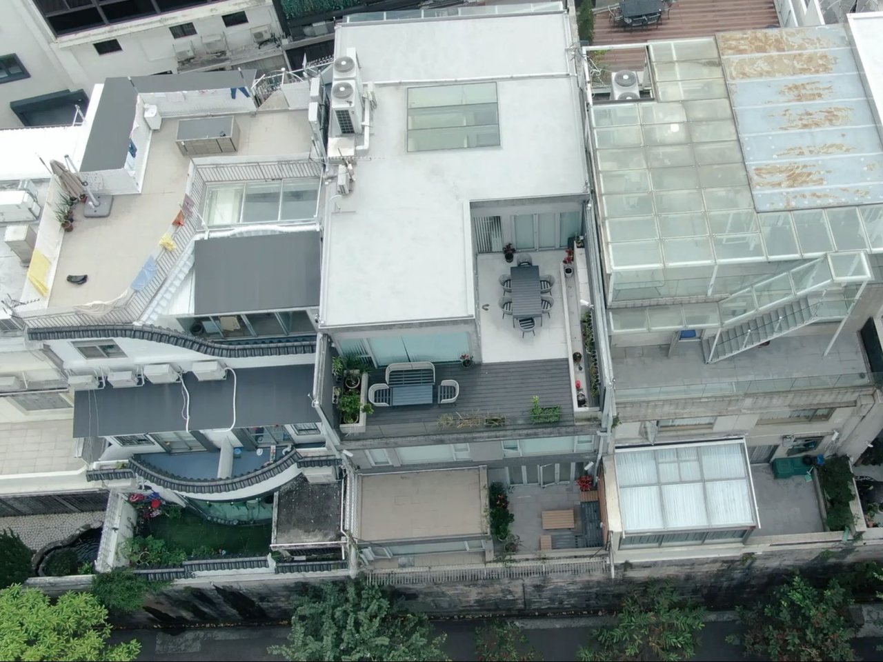引入無人機後，屋宇署進行全方位高空俯瞰，捕捉偏遠地段、天台僭建物及違規樓宇改建工程的高清影像。（甯漢豪網誌圖片）.jpg