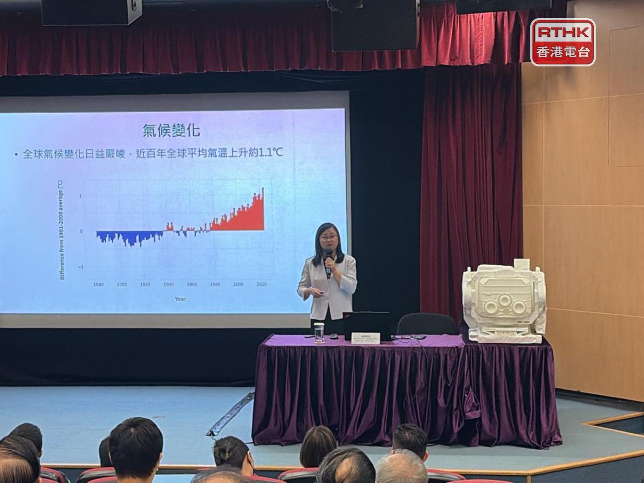 蘇慧在太空館主持講座，向市民講解「天韻相機」的使用、功能以及氣候變化。（鄧鈞尤攝）