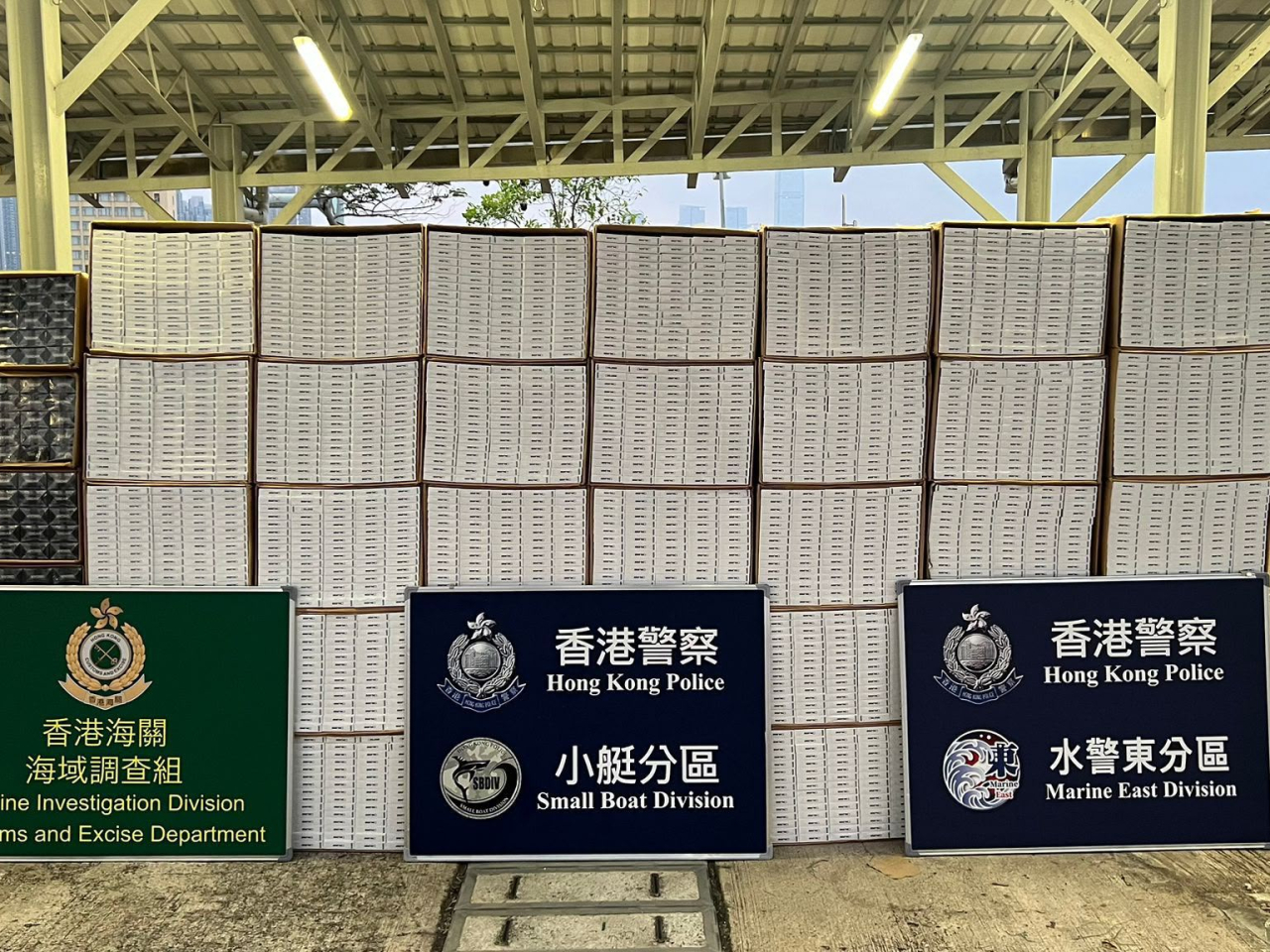 當局行動中共檢獲160箱懷疑私煙，市值約1080萬元。（警方提供）