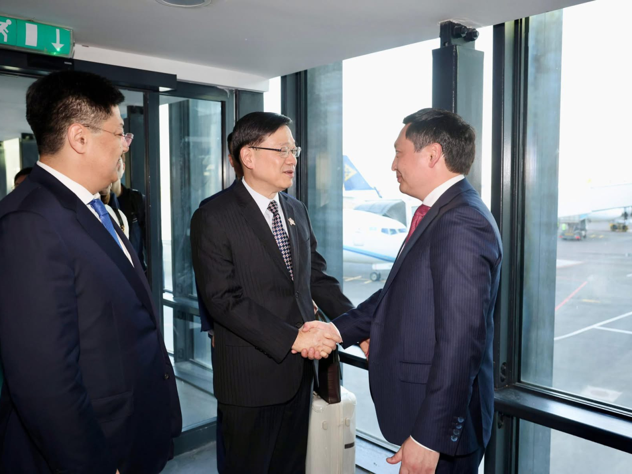 李家超感謝哈薩克國家經濟部副部長Assan Darbayev（右）在機場迎接。（李家超社交專頁）