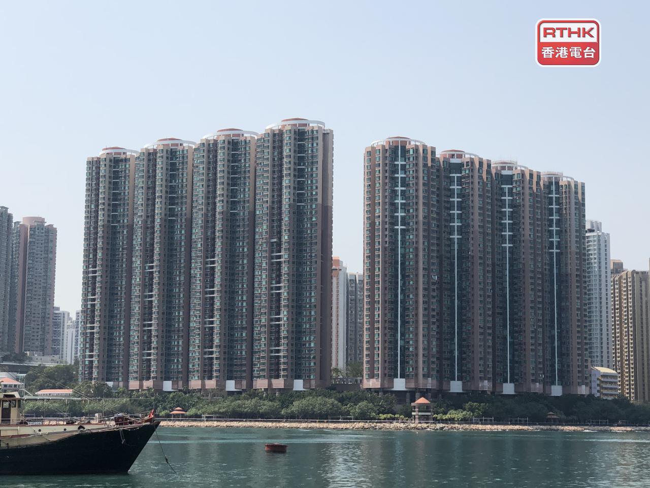 中原地產和美聯物業表示，5月十大二手屋苑分別錄得228宗和233宗成交，按月分別升8%和15%，創4個月新高。（港台圖片）