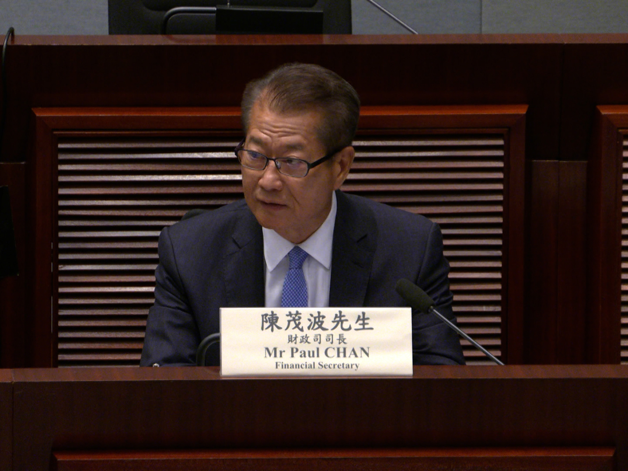 陳茂波於立法會財經事務委員會交代本港最新經濟情況。