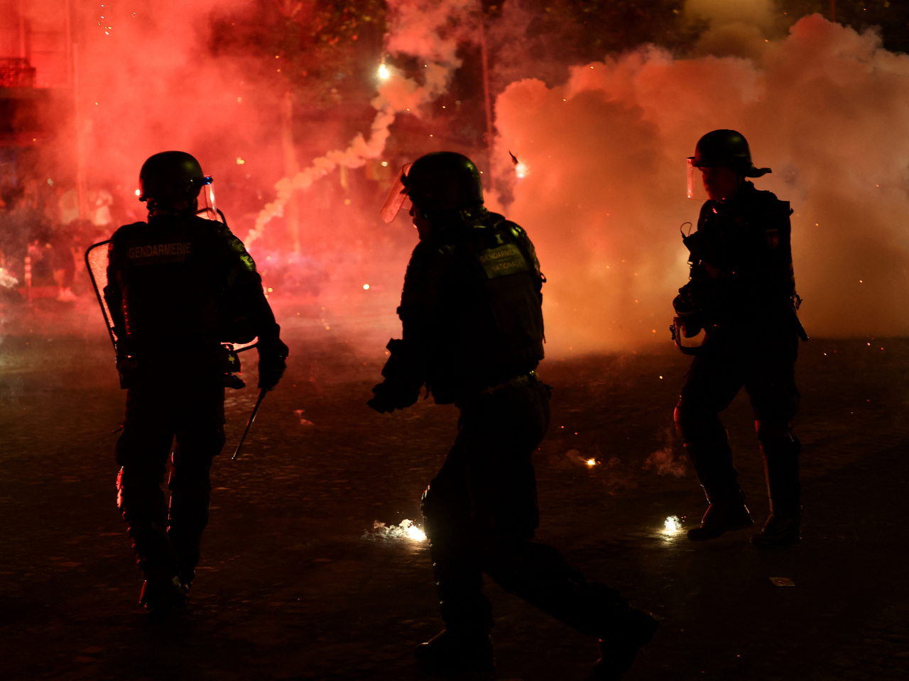 早前巴黎街頭的慶祝活動，觸發騷亂及警民衝突。（路透社資料圖片）