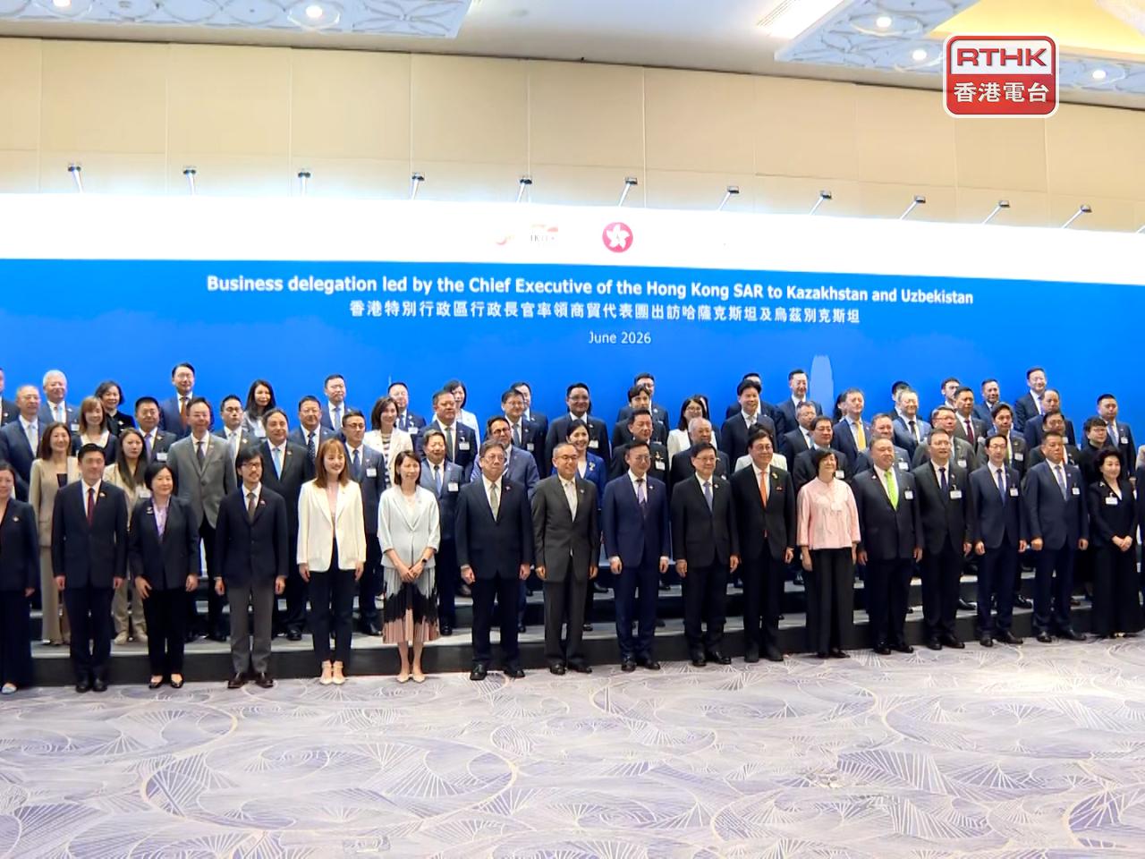 A group photo was taken of the delegation led by John Lee. Photo: RTHK