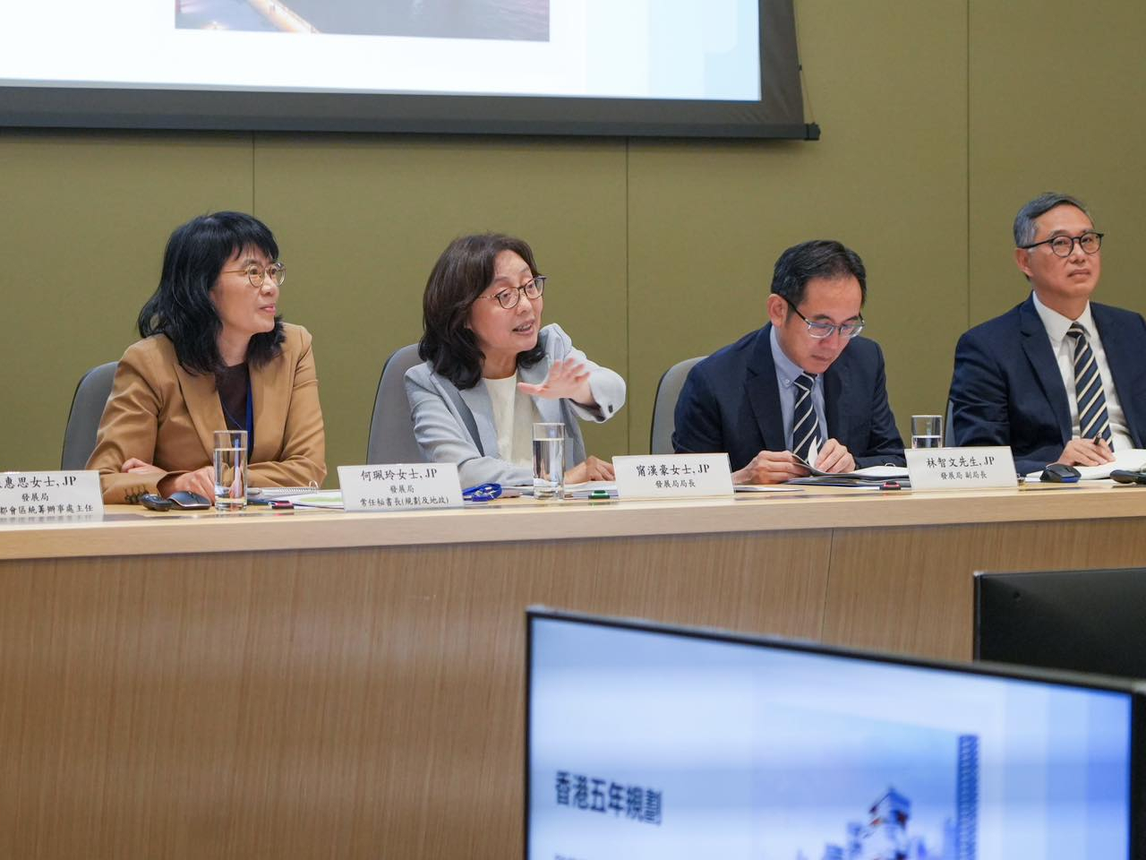 甯漢豪連同局方官員、相關部門首長聽取城市規劃、土地使用和管理、建築工程專業界別代表的意見。(發展局社交平台)