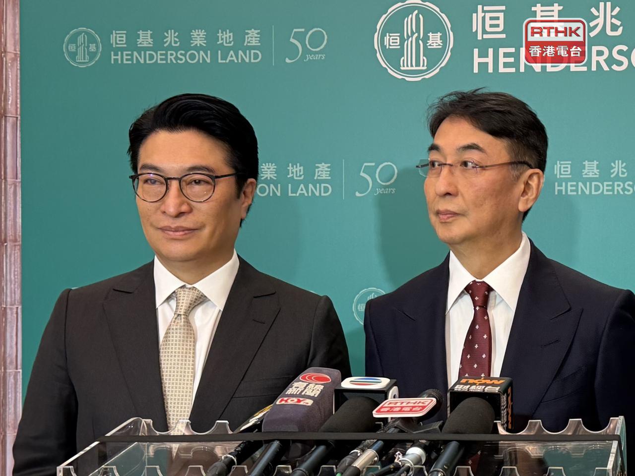 李家誠（左）預料，本港今年一手成交或達到2萬宗，樓價或升5%至10%。（方嘉莉攝）