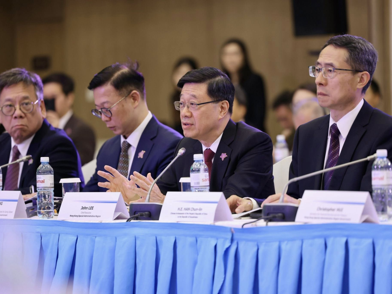 李家超強調，香港作為國際金融中心，完全有能力成為哈薩克企業接通內地、東盟，以至全球市場的「超級聯繫人」和「超級增值人」。（李家超社交網站圖片）