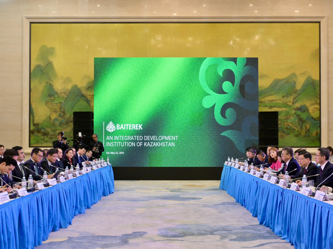 李家超表示，今早到訪哈薩克國家投資控股公司並與董事會主席會面交流，介紹香港在「一國兩制」下獨特優勢。（李家超社交網站圖片）