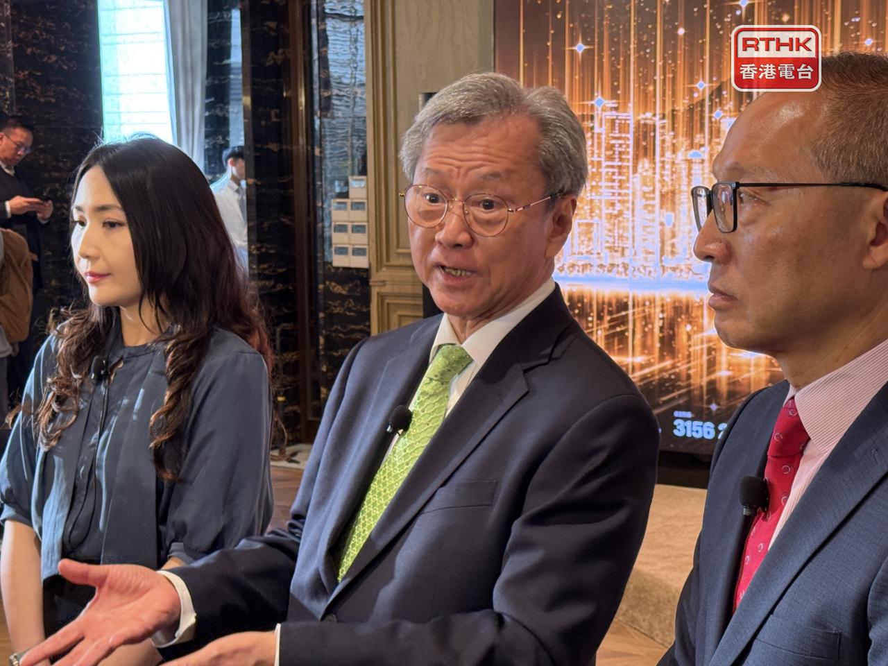 趙國雄（中）稱樓市如果持續復甦，受豪宅帶動的機會較大。（任浩鋒攝）