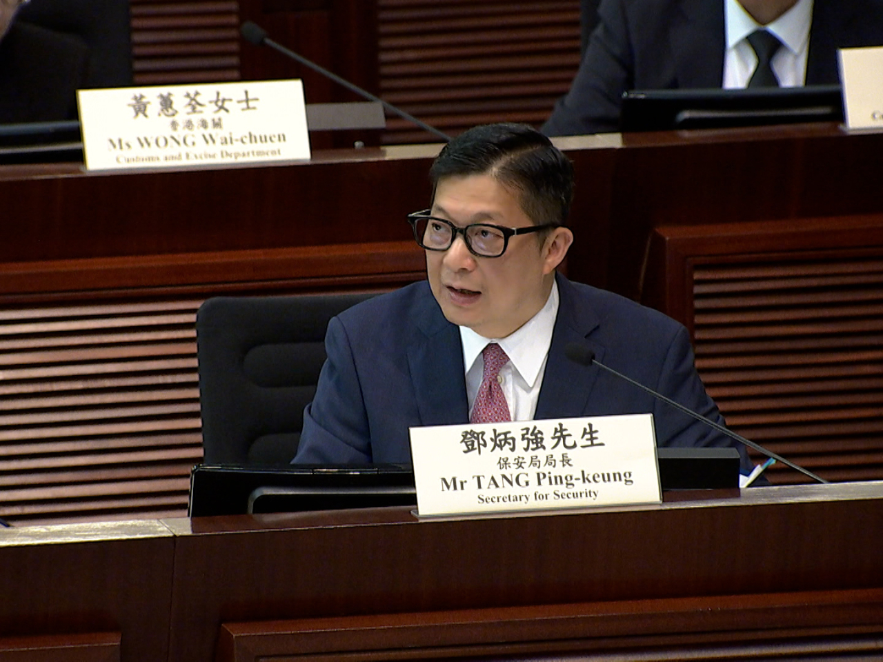 鄧炳強相信，現時大約100名大使只是「起點」，當局會視乎資源不時進行檢討，陸續增加大使人數。