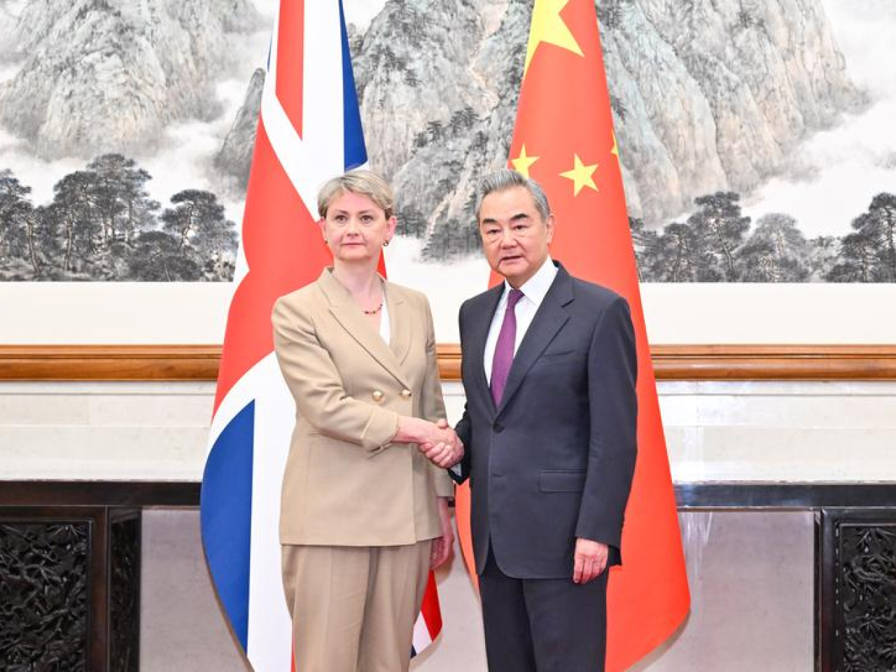 王毅在北京同顧綺慧舉行中英戰略對話。（新華社）