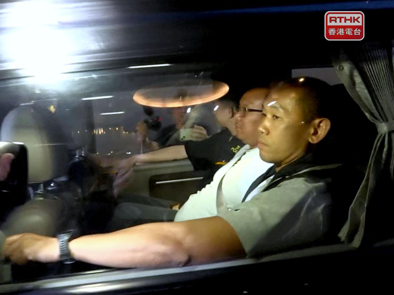 涉疏忽照顧兒童的男子(中)，被警方押往旅館搜證。（孔令輝攝）