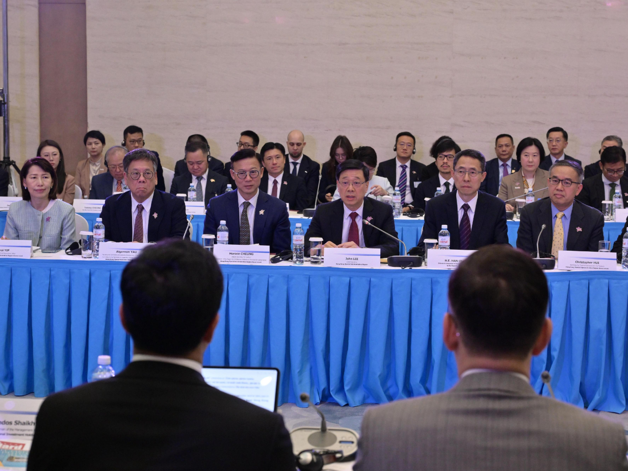 李家超與國家投資控股公司Baiterek National Investment Holding進行會議。（政府新聞處）