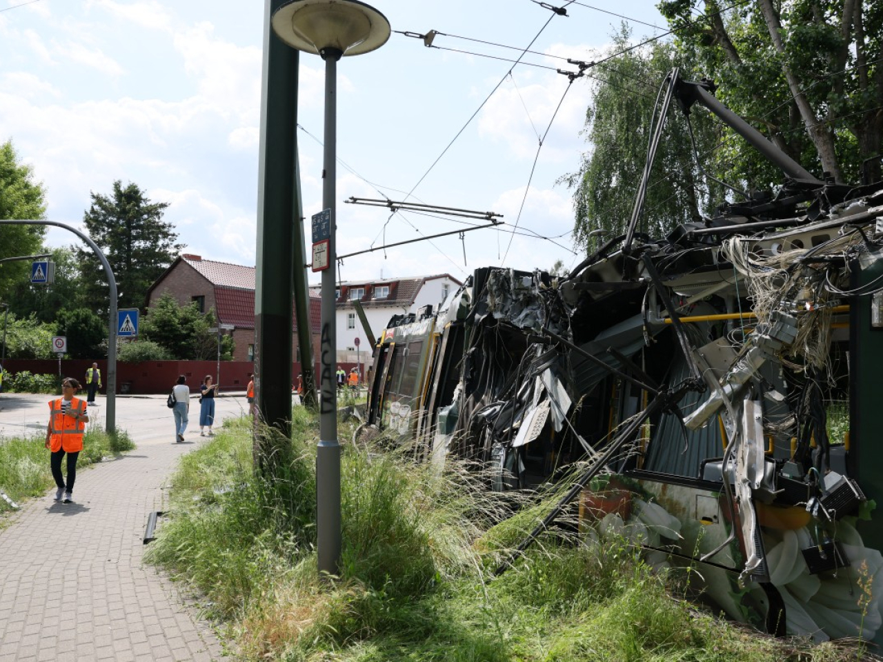 德國柏林消防部門表示，不排除出事電車可能在一處街道的轉彎位撞到電線桿，導致事故發生。（法新社）