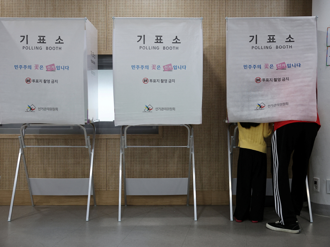韓國舉行地方選舉投票。（路透社）