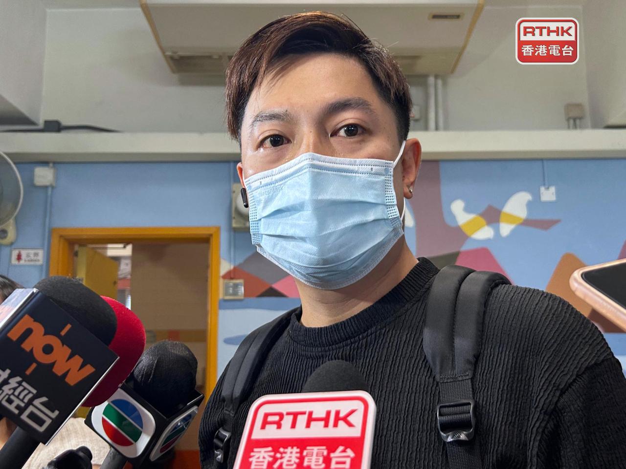 鍾先生說，女兒獲派第一志願，但因為更加心儀另一校網的學校，故跨區「叩門」。（鄧穎琳攝）