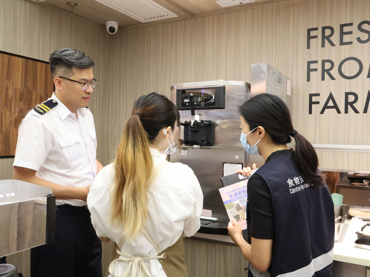 食環署人員在巡查期間向食物處理人員提供衞生教育。（政府新聞處）