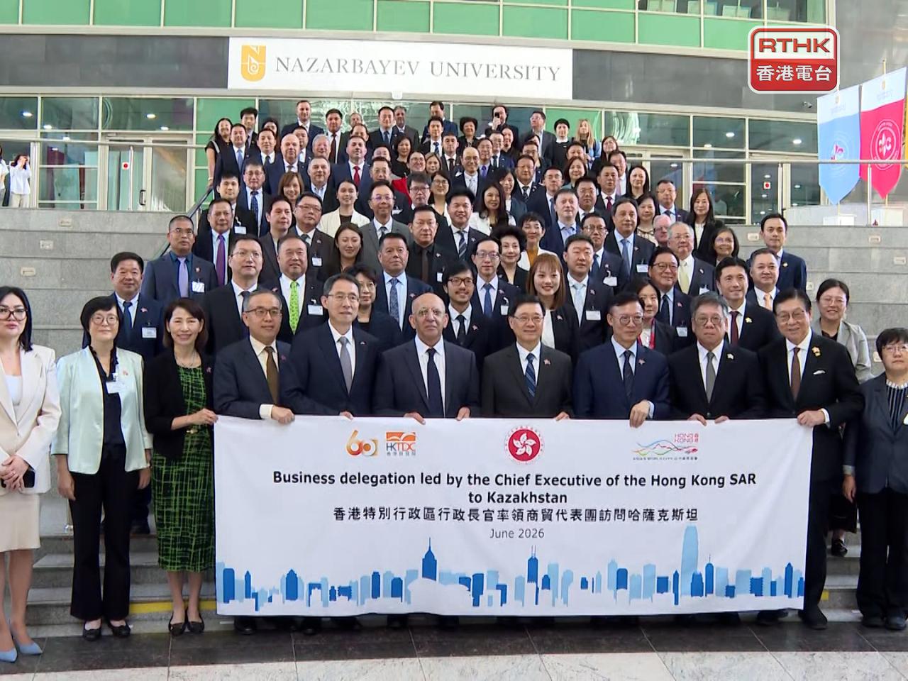 Lee and his delegation tour the teaching facilities of Nazarbayev University. Photo: RTHK