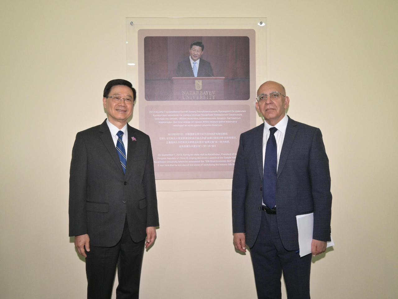 李家超到訪哈薩克斯坦阿斯塔納納扎爾巴耶夫大學，與校長瓦卡爾教授（右）合照。（政府新聞處）