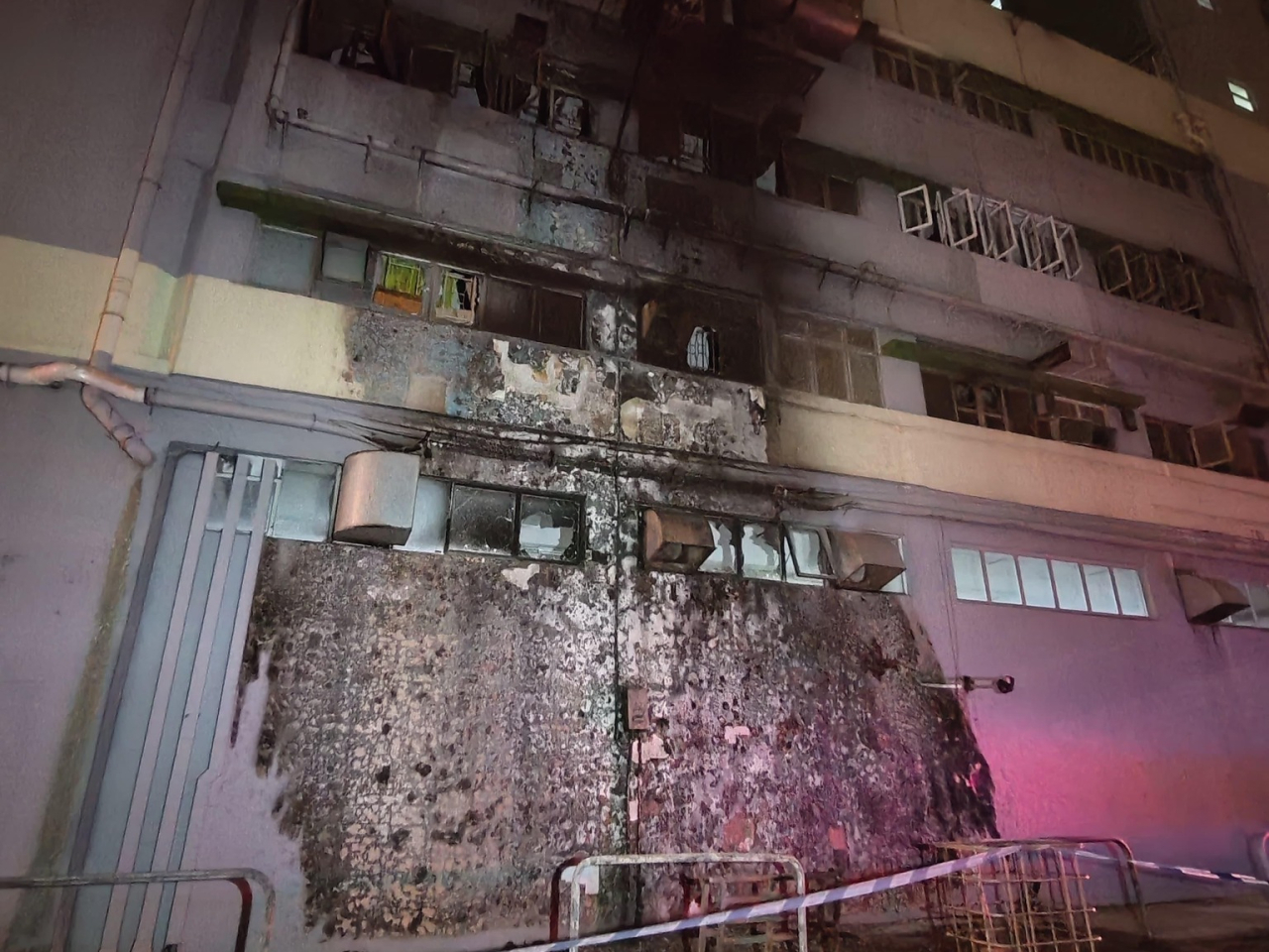 葵涌葵和街昨晚發生一宗火警，消防處相信火警與非法加油活動有關，強調定必嚴厲追究。（消防處社交專頁）