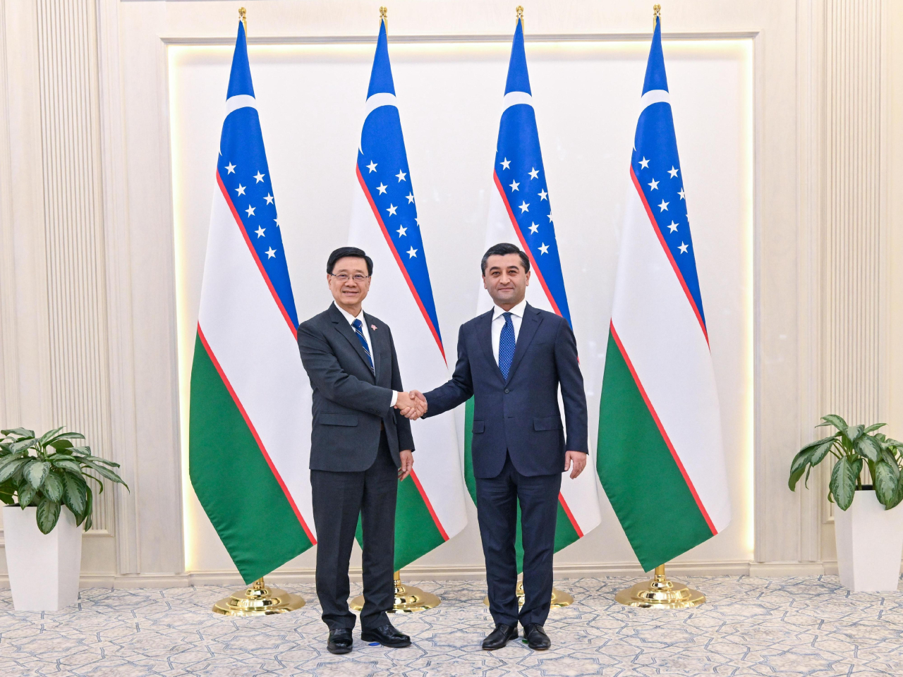 李家超（左）与乌兹别克外长赛尔多夫（右）会面，并见证双方政府代表就互免签证互换照会。（政府新闻处）