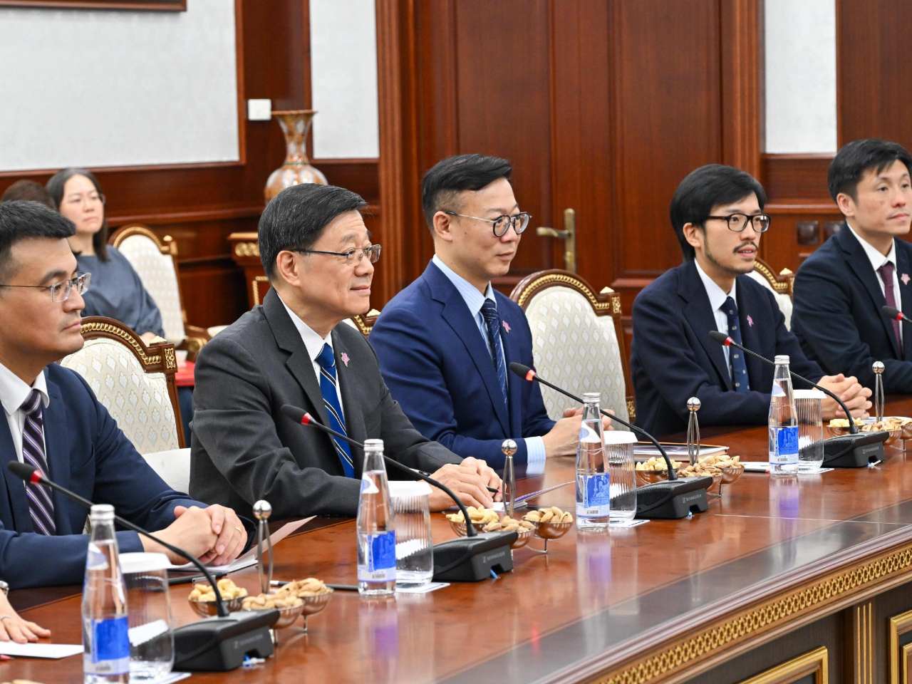 李家超（左二）在乌兹别克与乌兹别克斯坦外长赛尔多夫会面。（政府新闻处）