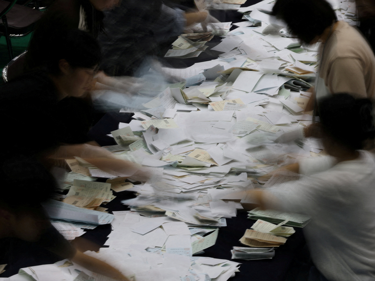 初步計票結果顯示，執政黨共同民主黨將在地方選舉中取得壓倒性勝利。（路透社）