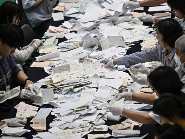 韓國昨日舉行地方選舉，點票工作通宵進行。（法新社）
