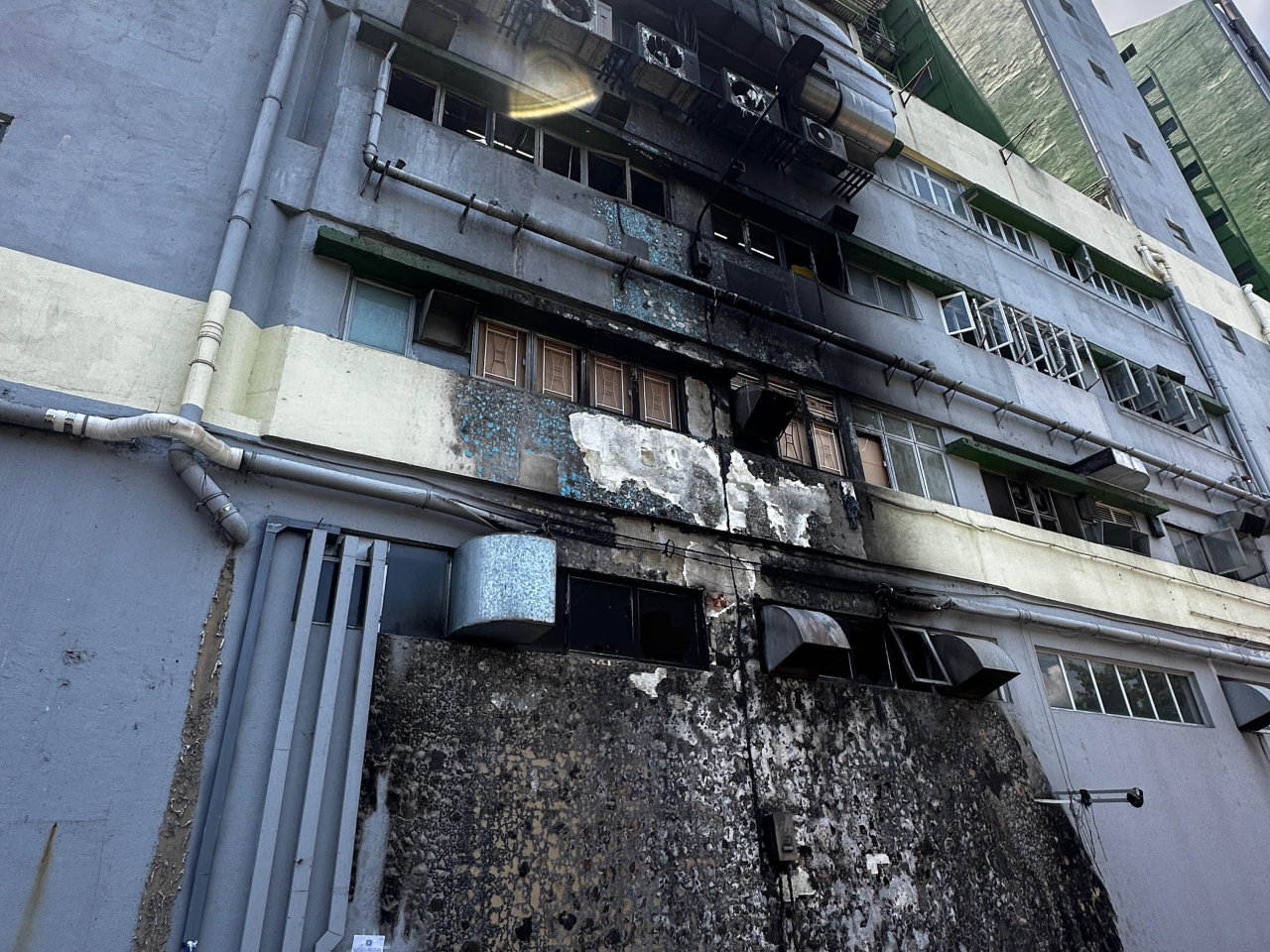 火警涉及現場一個油缸、波及一輛輕型貨車、大廈的外牆等。（警方提供）