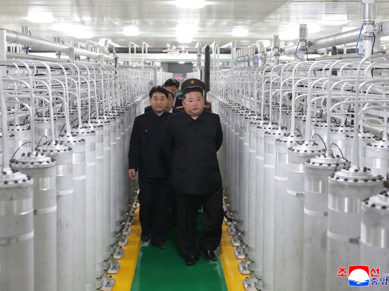 金正恩視察新投產的核物質廠。（法新社）