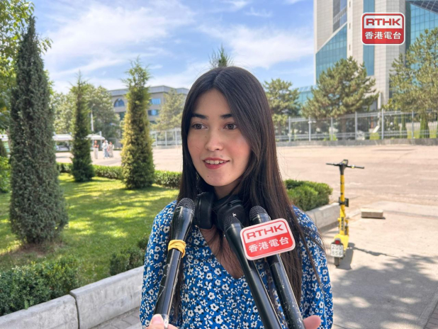 烏茲別克市民Kholmurodova說，從電影、書籍認識香港文化，期待到香港旅遊。（林漢山攝）