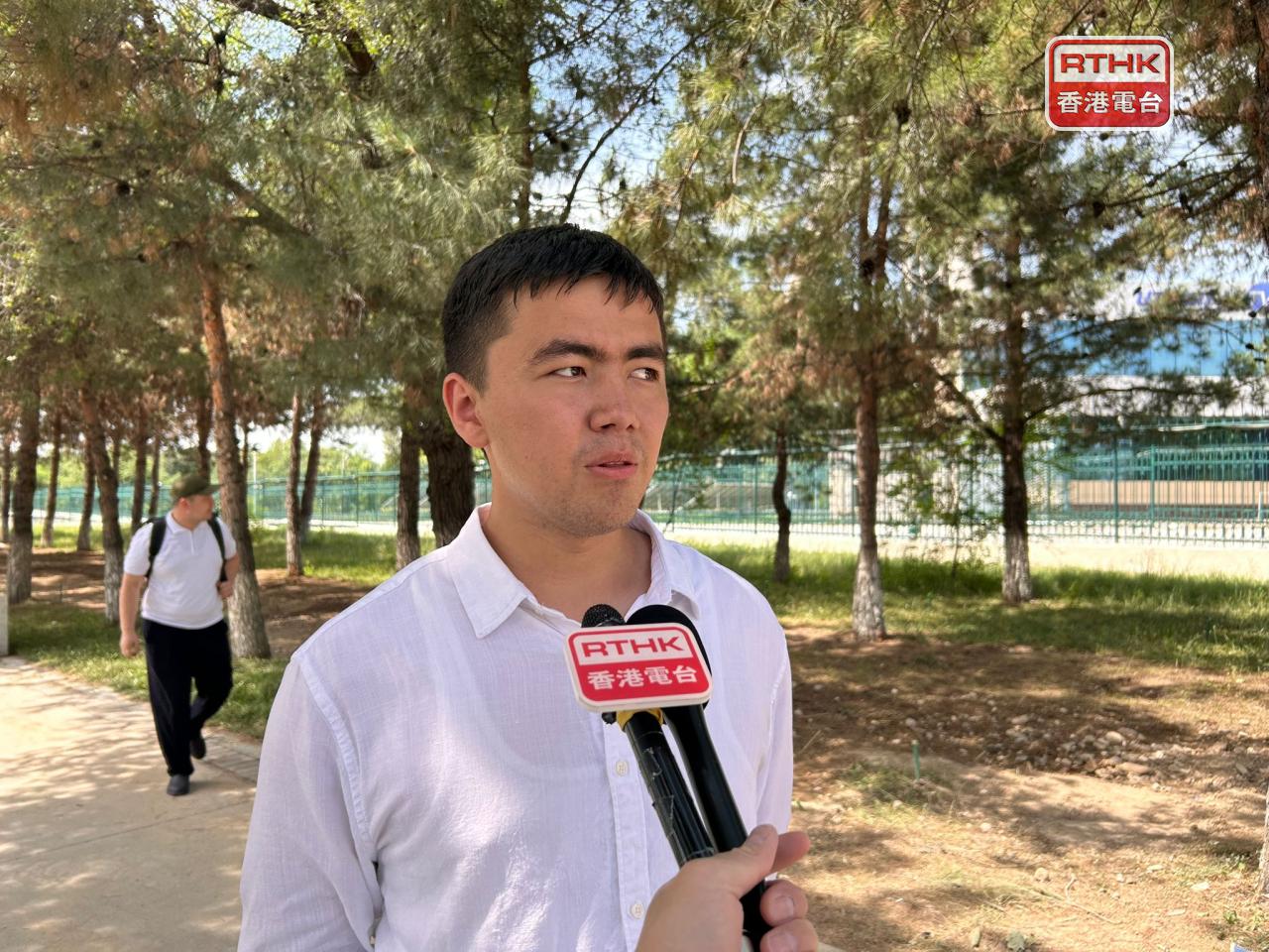 烏茲別克市民Abdumavlonov說，日後落實免簽證安排，有助加強文化交流。（林漢山攝）