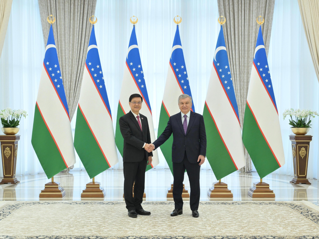 Lee meets Uzbekistan's president Shavkat Mirziyoyev. Photo courtesy of Information Services Department