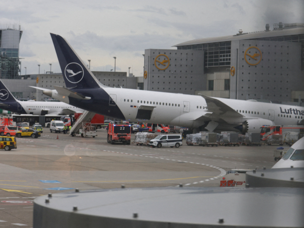 漢莎航空客機法蘭克福機場起落架坍塌 多名工作人員受傷