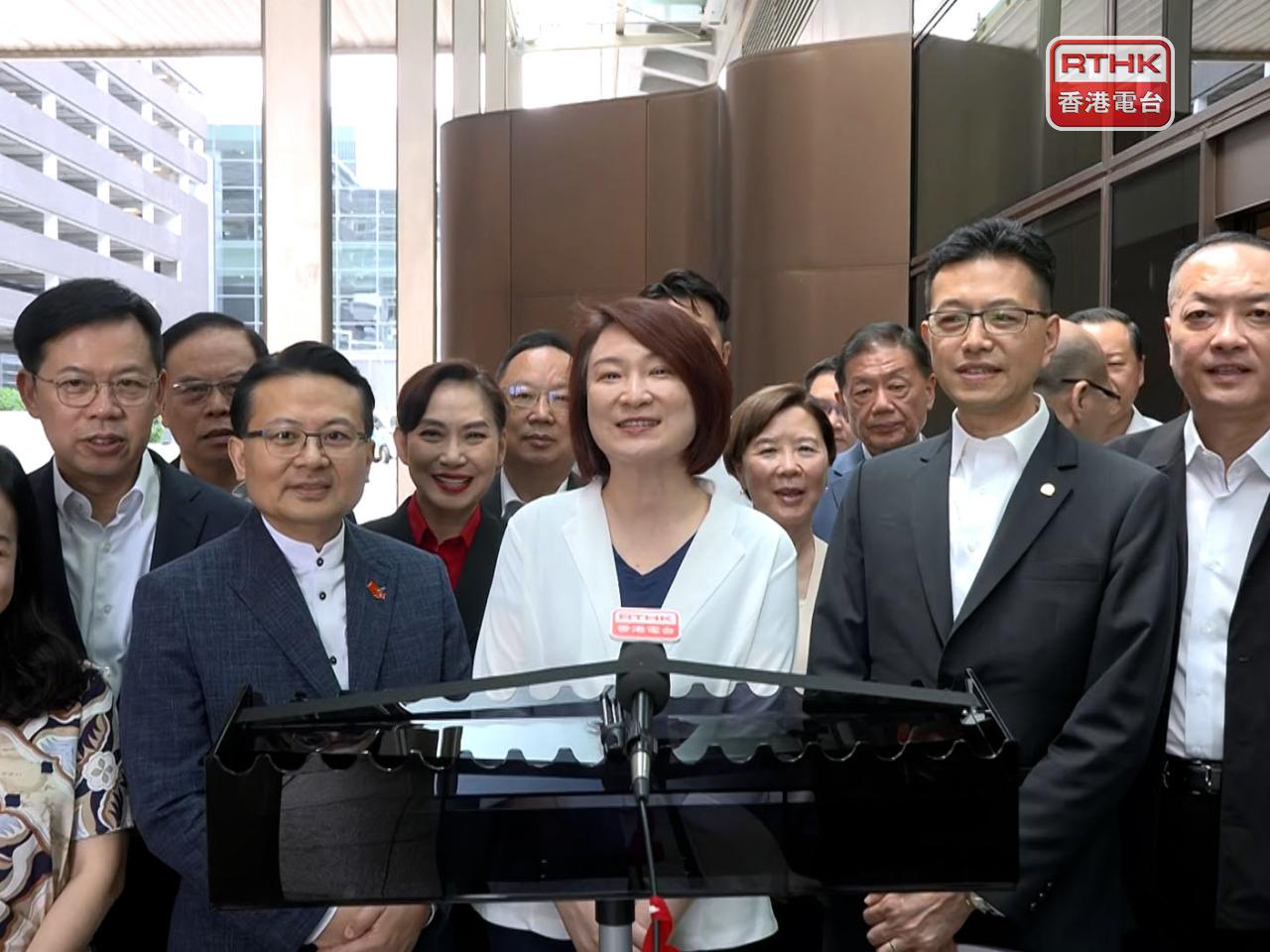 十多名港區全國人大代表早上出發到北京履職考察。（梁禎祥攝）