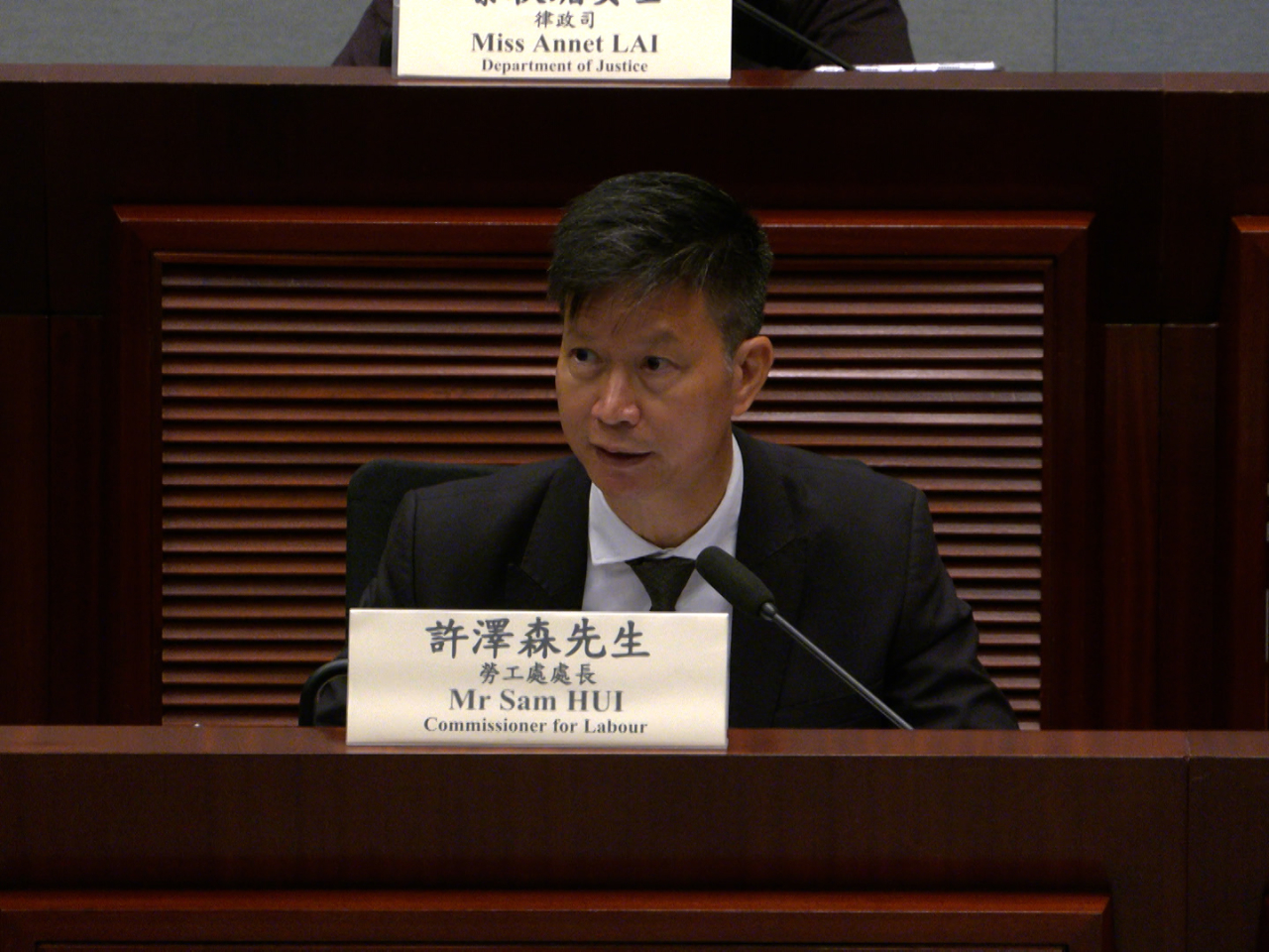 許澤森說，處方曾與業界溝通，認為有效的措施包括在地盤範圍內禁止工人攜帶火機和香煙。