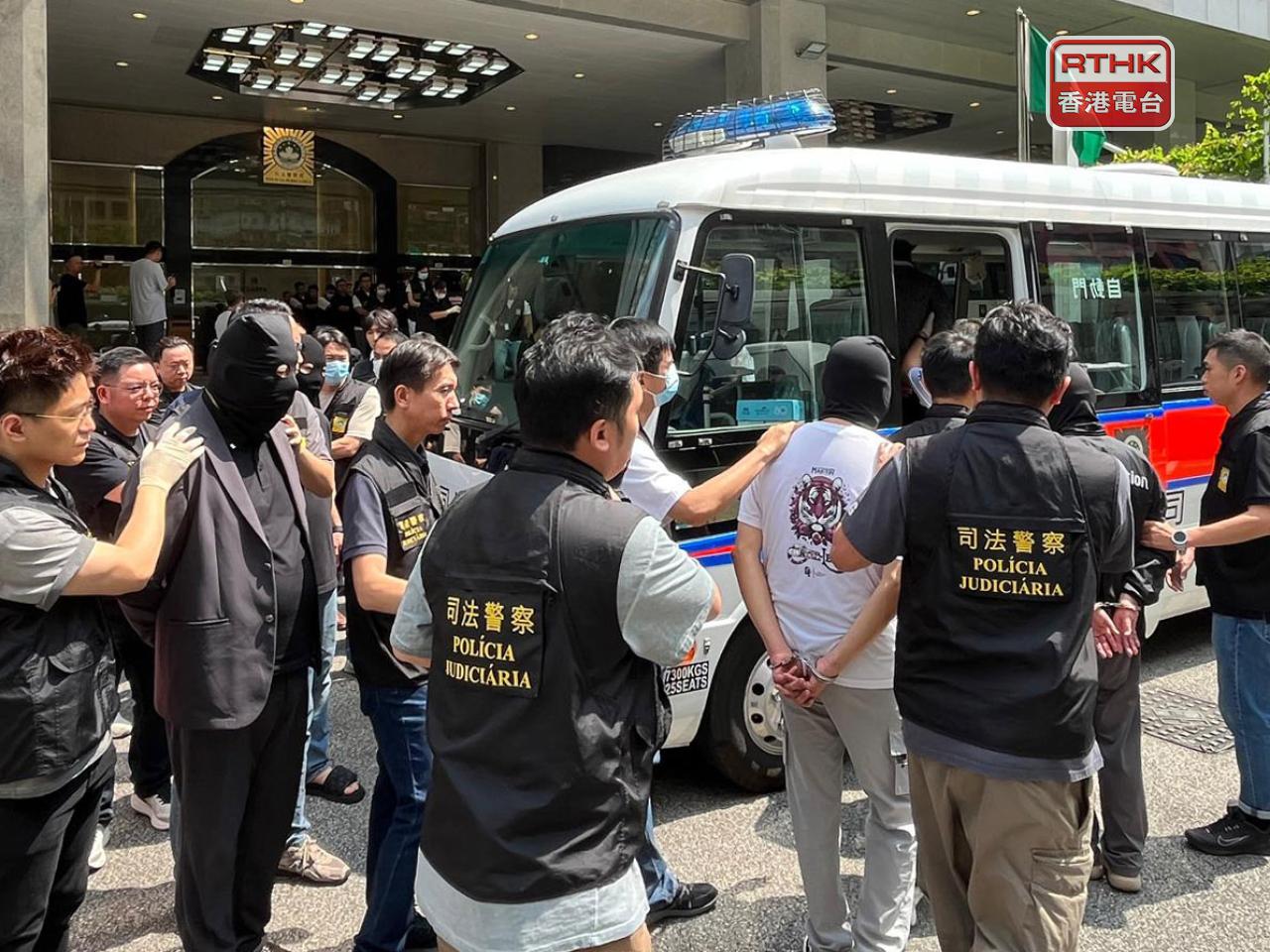 澳門司警早上將16名包括3名現役警員及2名退休司警的內地、港澳男女交移檢察院偵訊。（鄭月明攝）
