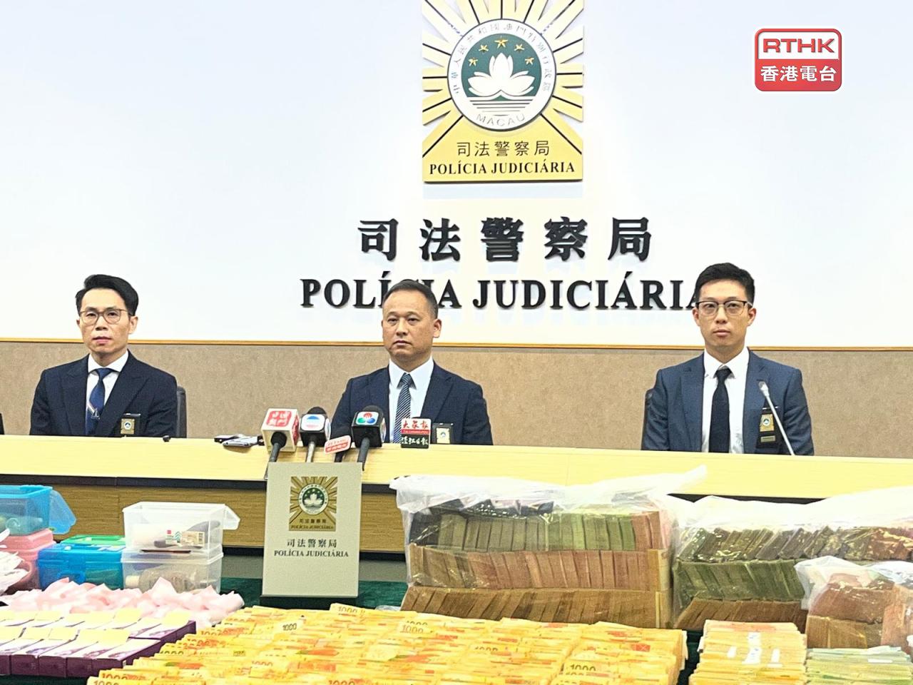 澳門司警舉行記者會，匯報偵破涉及警務人員參與的操控賣淫犯罪集團案。(鄭月明攝)