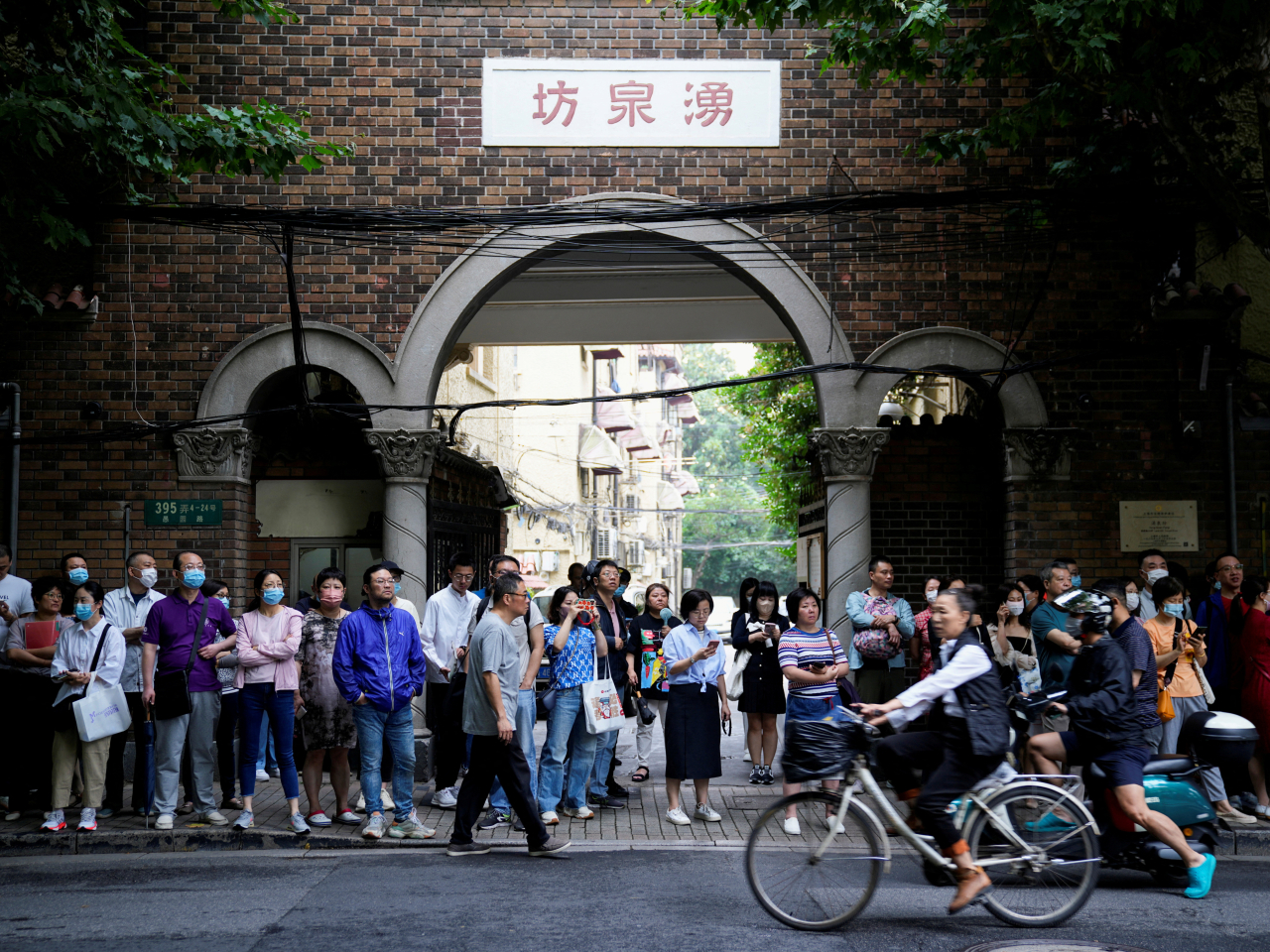 Parents wait for students to finish their national college entrance exam, or 'gaokao', at a school in Shanghai. File photo: Reuters
