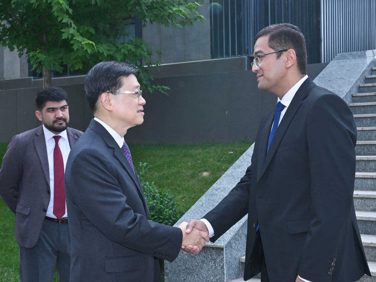 李家超（左）與烏茲別克斯坦數字技術部第一副部長Ayubkhon Sultonov（右）會面。（政府新聞處）