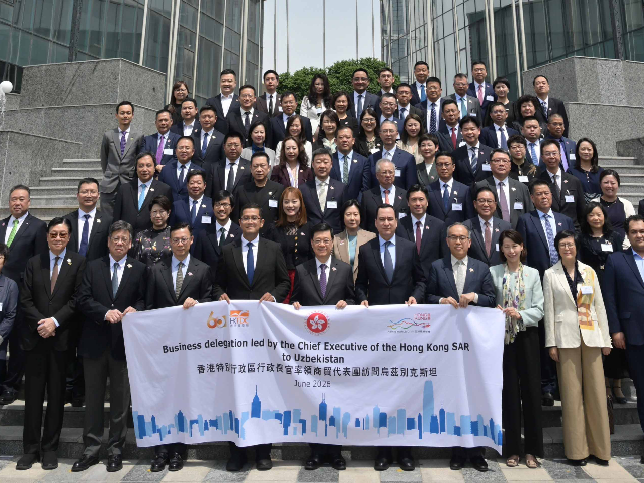 李家超在烏茲別克斯坦塔什干到訪烏茲別克斯坦創新科技園區IT Park。（政府新聞處）