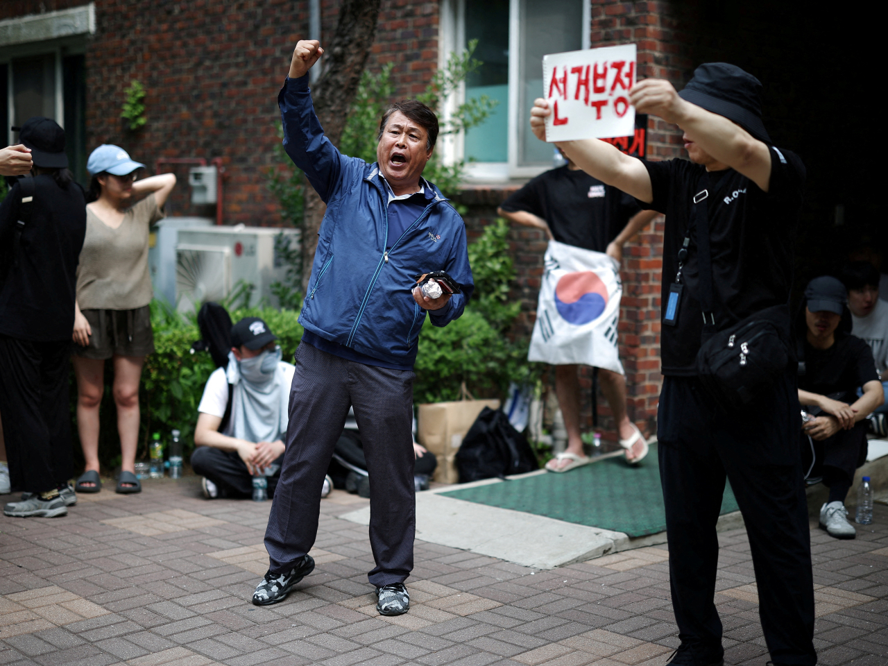 Far-right protesters chant call for a halt to vote counting and a rerun of the race in Seoul. File photo: Reuters