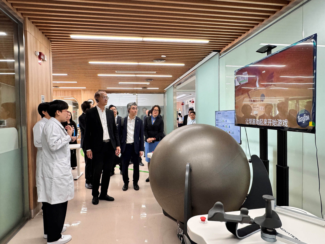 盧寵茂（左二）參觀醫院的康復醫學中心。（政府新聞處）