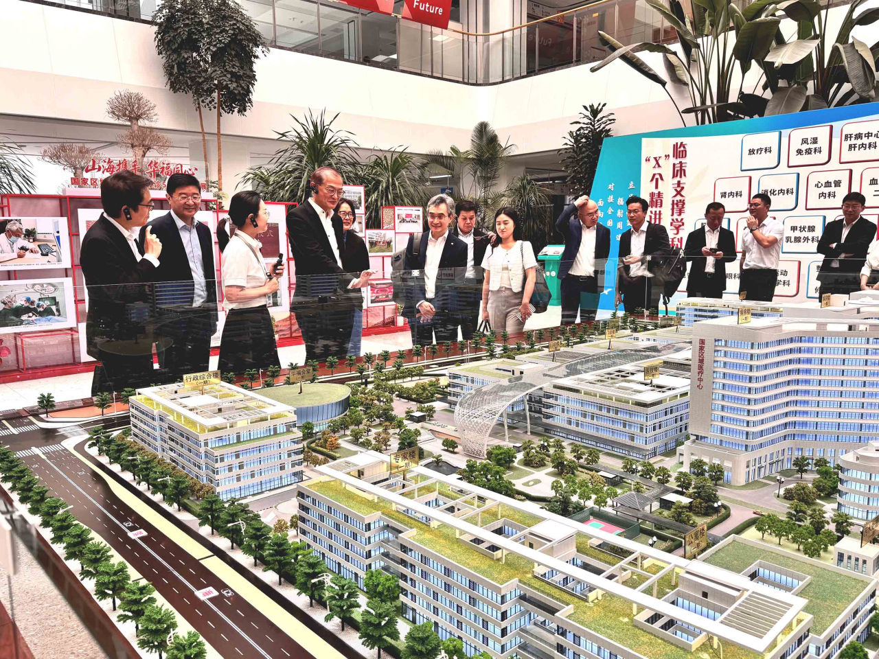 盧寵茂（左四）聽取醫院職員介紹醫院建設。（政府新聞處）